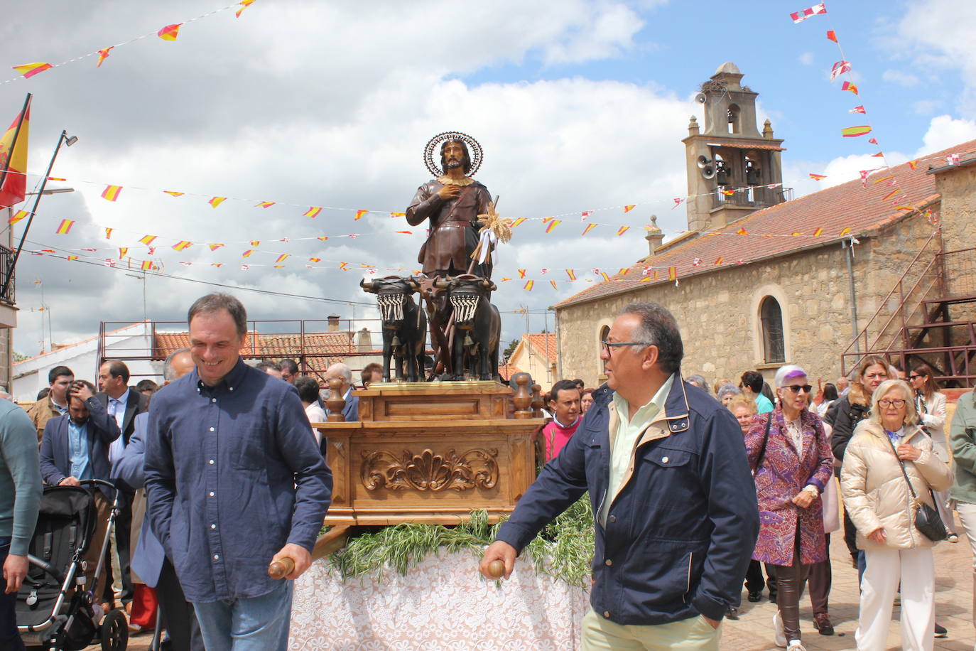 Cabrillas bendice los campos de la mano de San Isidro en el inicio del programa festivo