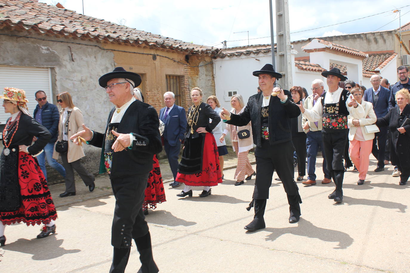 Cabrillas bendice los campos de la mano de San Isidro en el inicio del programa festivo
