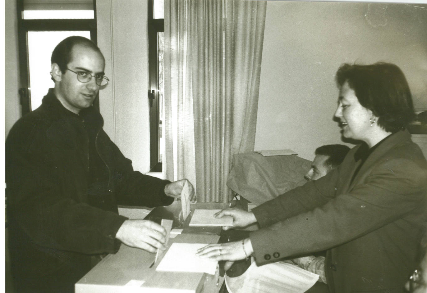 Fue candidato al Congreso en las Elecciones Generales del 3 de marzo de 1996. Resulto diputado electo por Salamanca, cargo que compatibilizó con la alcaldía de Ciudad Rodrigo.