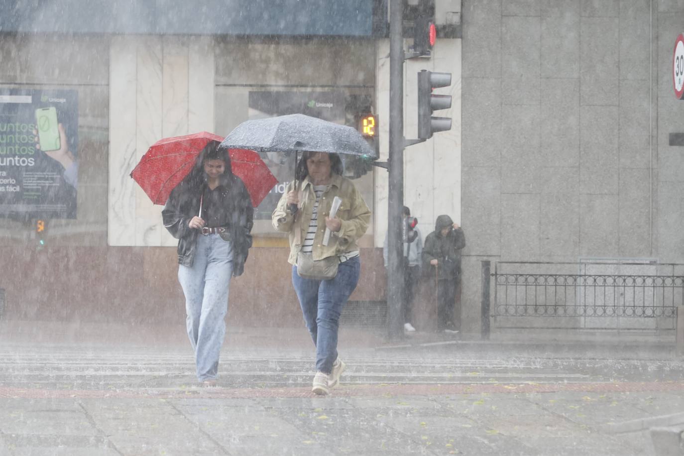 Las mejores imágenes del chaparrón que ha &#039;empapado&#039; a Salamanca este jueves