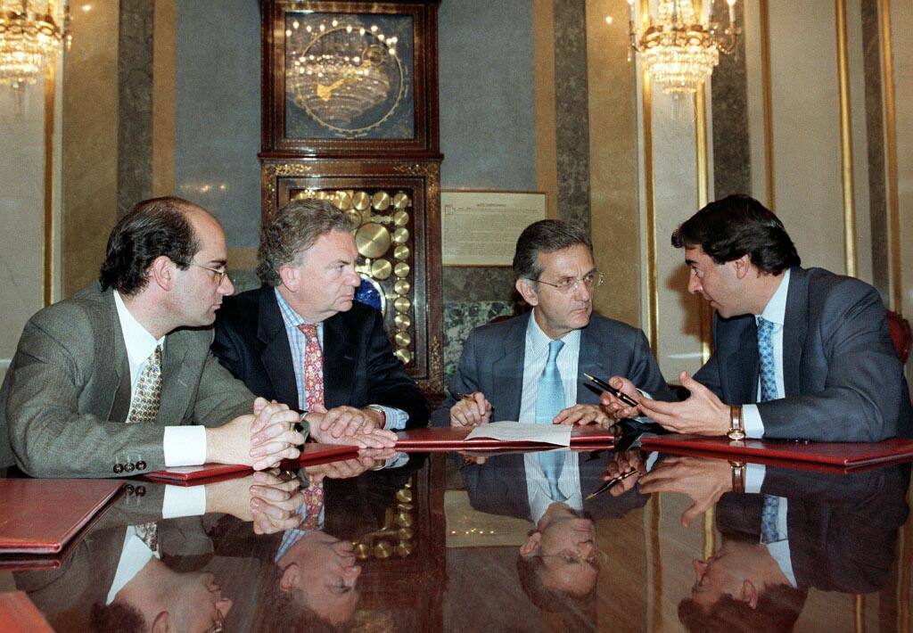 En su lucha por la conversión de la N-620 en autovía, aparece en el Congreso de los Diputados, en abril de 1999, reunido con Rafael Arias-Salgado, Ministro de Fomento del gobierno de Aznar, y los diputados Fernando Fernández de Trocóniz y José Antonio Bermúdez de Castro. 