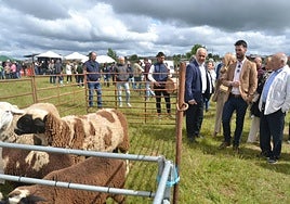 Las autoridades durante la visita a la feria.