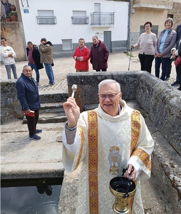 Imagen secundaria 2 - Los vecinos de Endrinal celebraron la festividad de San Isidro con la bendición de la fuente.