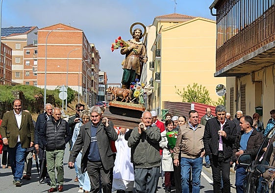 Imagen de la procesión con la imagen de San Isidro para bendecir los campos.