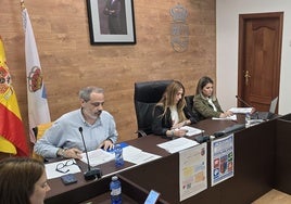 Minutos antes del comienzo del pleno en Castellanos de Moriscos.