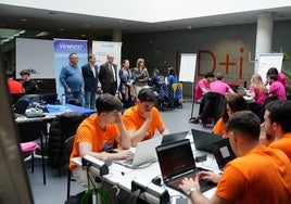 Los estudiantes desarrollando sus propuestas durante el hackathon.