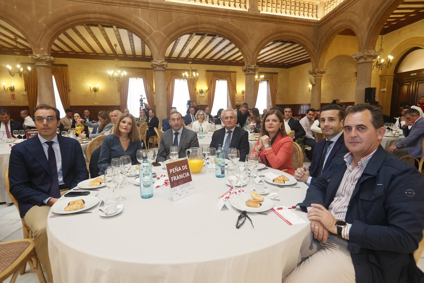 Alberto Díaz San Miguel (Vicepresidente de la Cámara de Comercio), Almudena Parres Cabrera (1era Teniente de Alcalde del Ayto de Salamanca), Eloy Ruiz Marcos (Delegado de la Junta de CyL en Salamanca), Jaime González Lucas (Director general de LA GACETA), Cristina Frías Rivera (Directora general de Industria y la Cadena Agroalimentaria de la Junta CyL), Jesús Manuel Hernández (Concejal de Economía del Ayuntamiento de Guijuelo) y Juan Luis Delgado Egido (Presidente de ASAJA Salamanca).