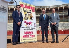 Antonio Barrera, Carlos García Carbayo y Javier Iglesias con el cartel en La Glorieta.