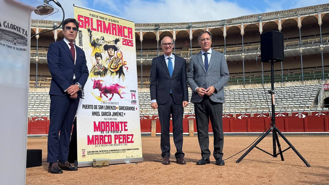 Antonio Barrera, Carlos García Carbayo y Javier Iglesias con el cartel en La Glorieta.