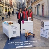 Técnicos de acogimiento familiar de Cruz Roja en la calle Toro de Salamanca.