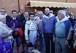 Marco Pérez, con aficionados en el patio de cuadrillas de La Glorieta.