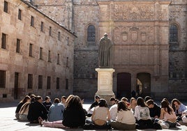 Varios universitarios en el Patio de Escuelas.