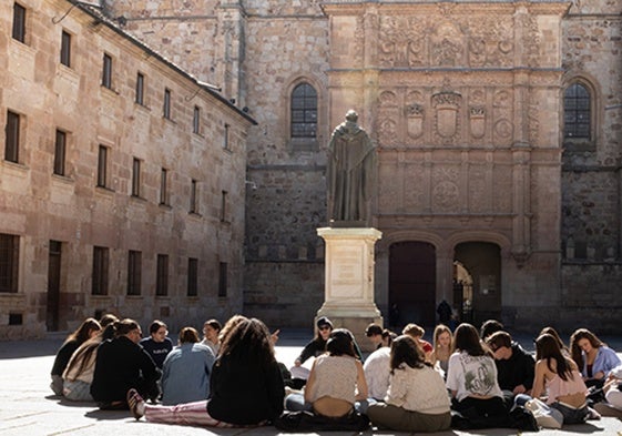 Varios universitarios en el Patio de Escuelas.