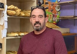 Amador Herrero, en su quiosco de Comuneros.