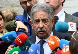 Miguel Ángel Revilla, ante los medios de comunicación.
