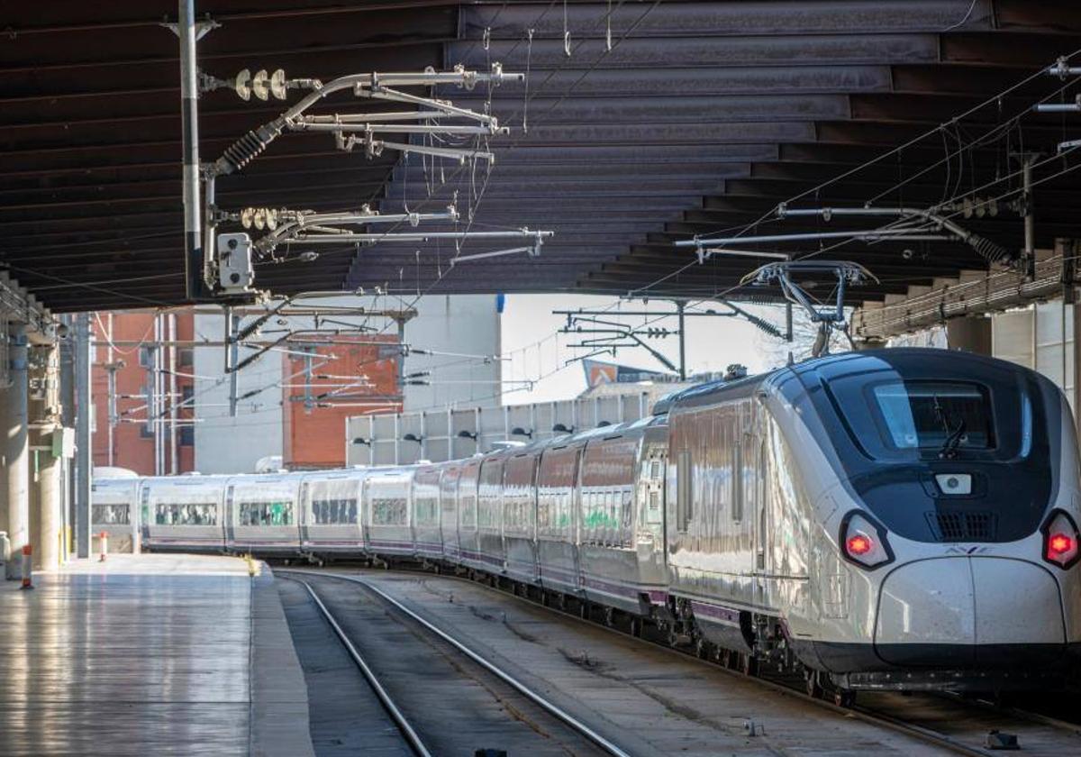 Sin noticias de la quinta frecuencia pese a la llegada de nuevos trenes a Galicia