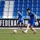Chuca filtra un pase durante un tramo de la sesión de entrenamiento sobre el césped del Reina Sofía.