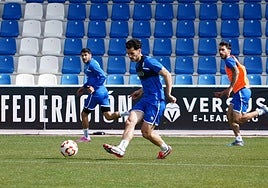 Chuca filtra un pase durante un tramo de la sesión de entrenamiento sobre el césped del Reina Sofía.