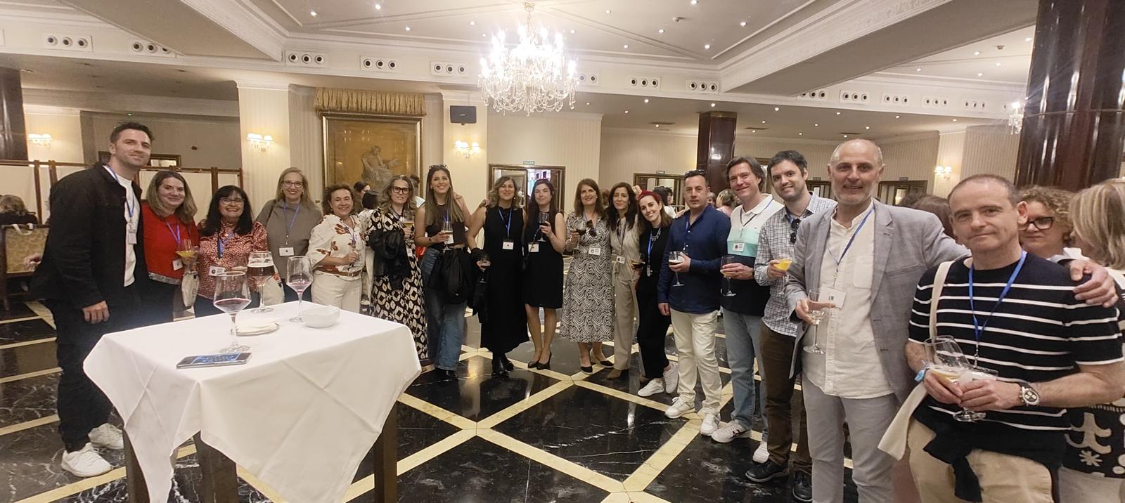 Lágrimas, abrazos y recuerdos en el reencuentro de antiguos alumnos del Colegio Esclavas de Salamanca