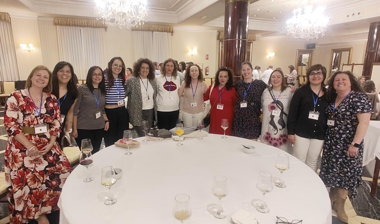 Lágrimas, abrazos y recuerdos en el reencuentro de antiguos alumnos del Colegio Esclavas de Salamanca