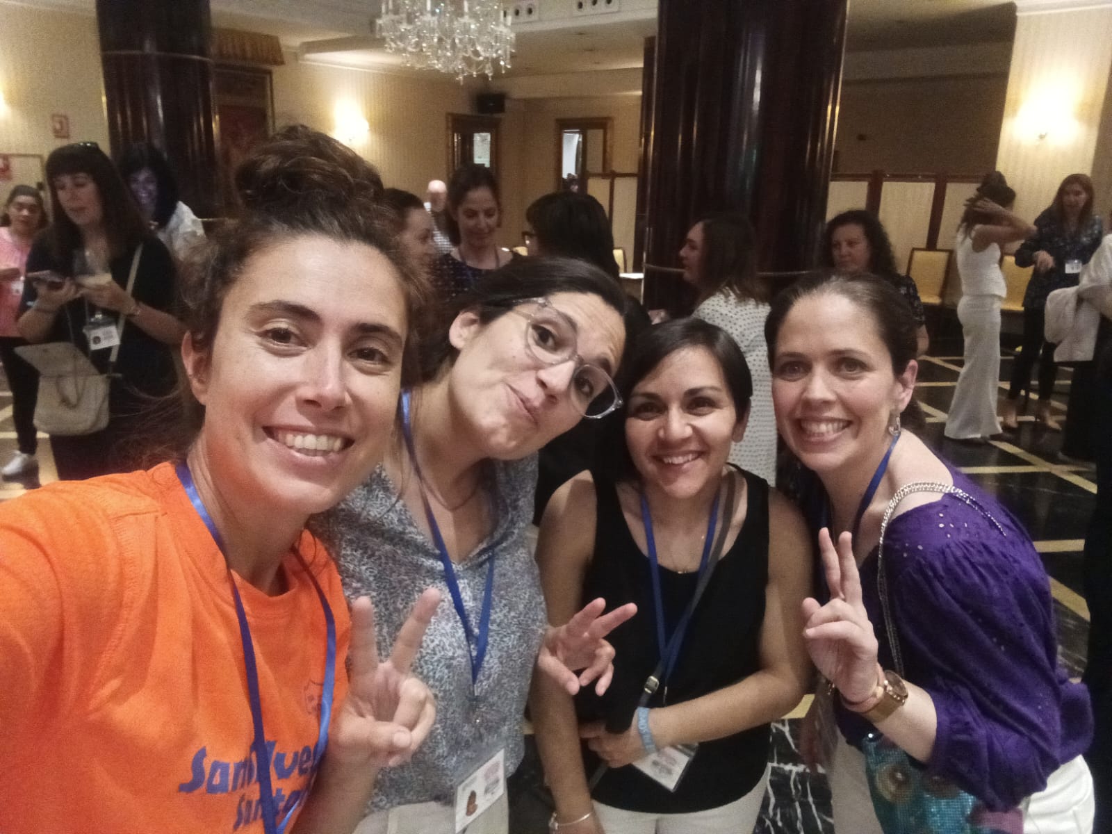 Lágrimas, abrazos y recuerdos en el reencuentro de antiguos alumnos del Colegio Esclavas de Salamanca