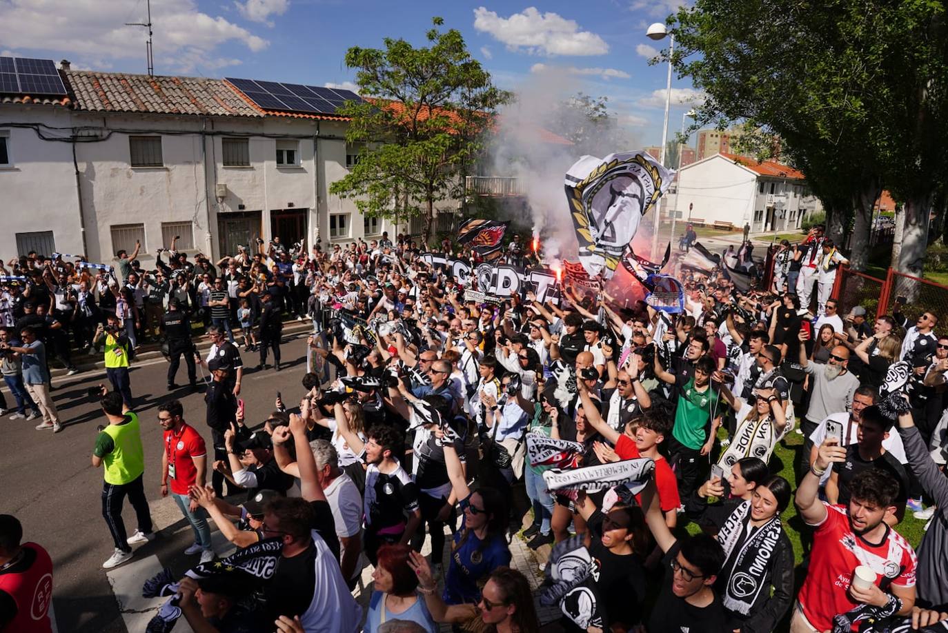 Recibimiento de la afición de Unionistas al equipo