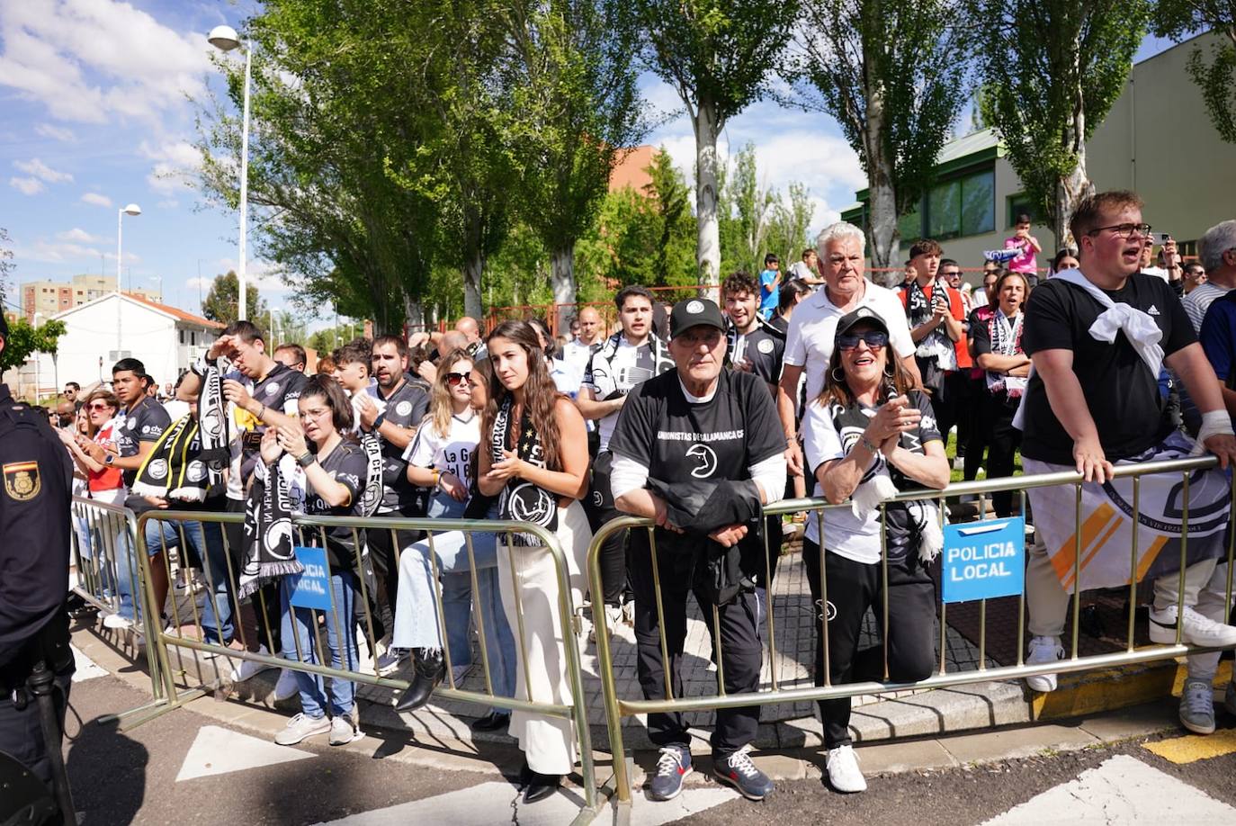 Recibimiento de la afición de Unionistas al equipo