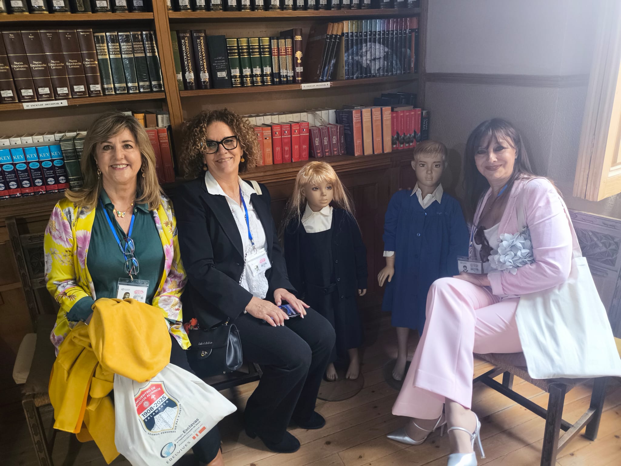 Lágrimas, abrazos y recuerdos en el reencuentro de antiguos alumnos del Colegio Esclavas de Salamanca