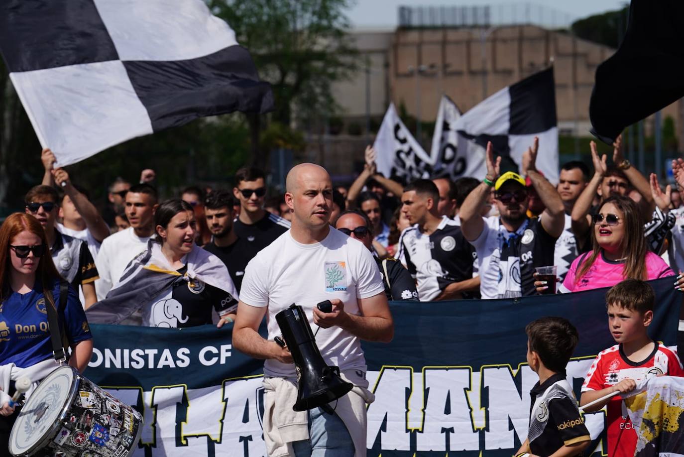 Recibimiento de la afición de Unionistas al equipo