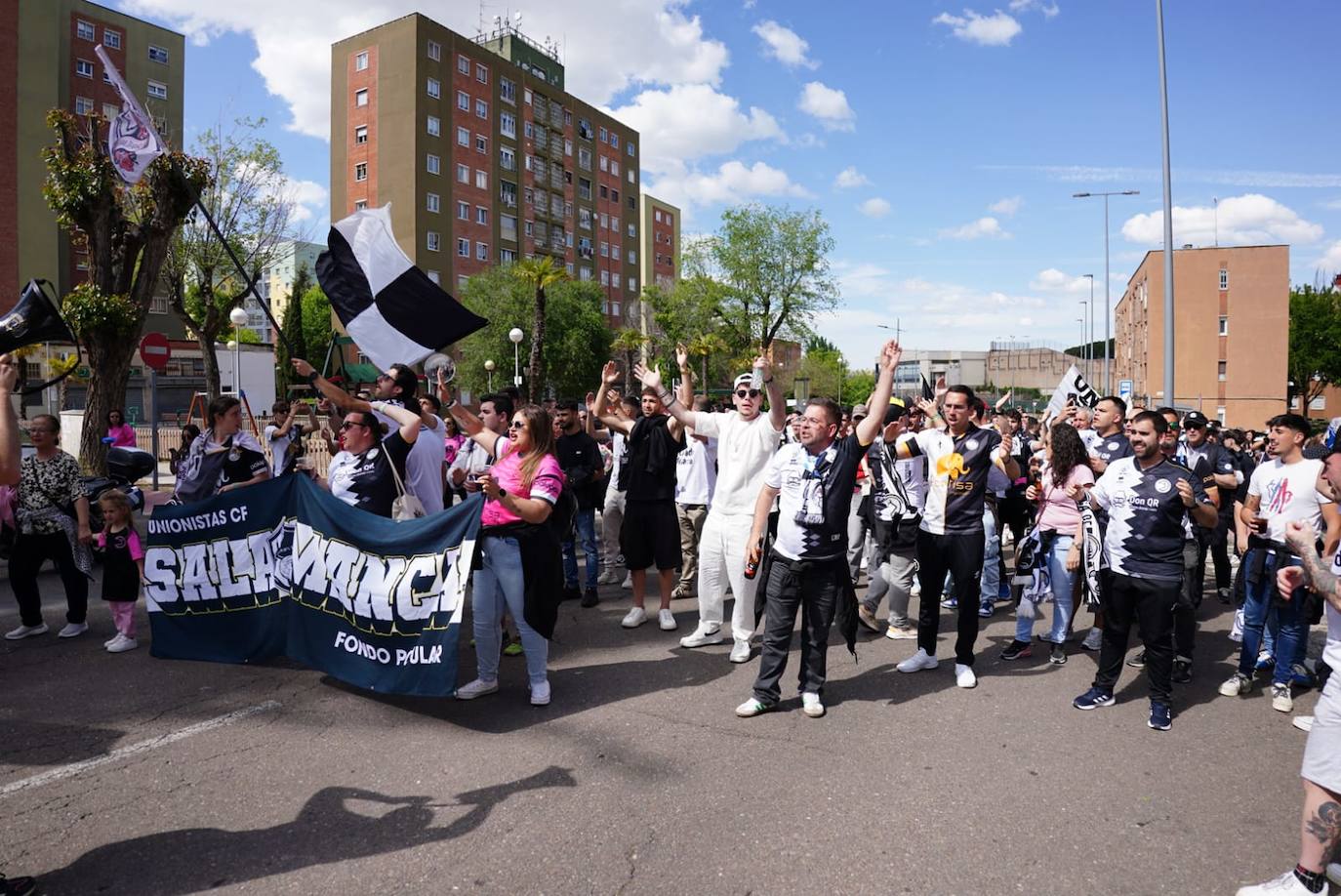 Recibimiento de la afición de Unionistas al equipo