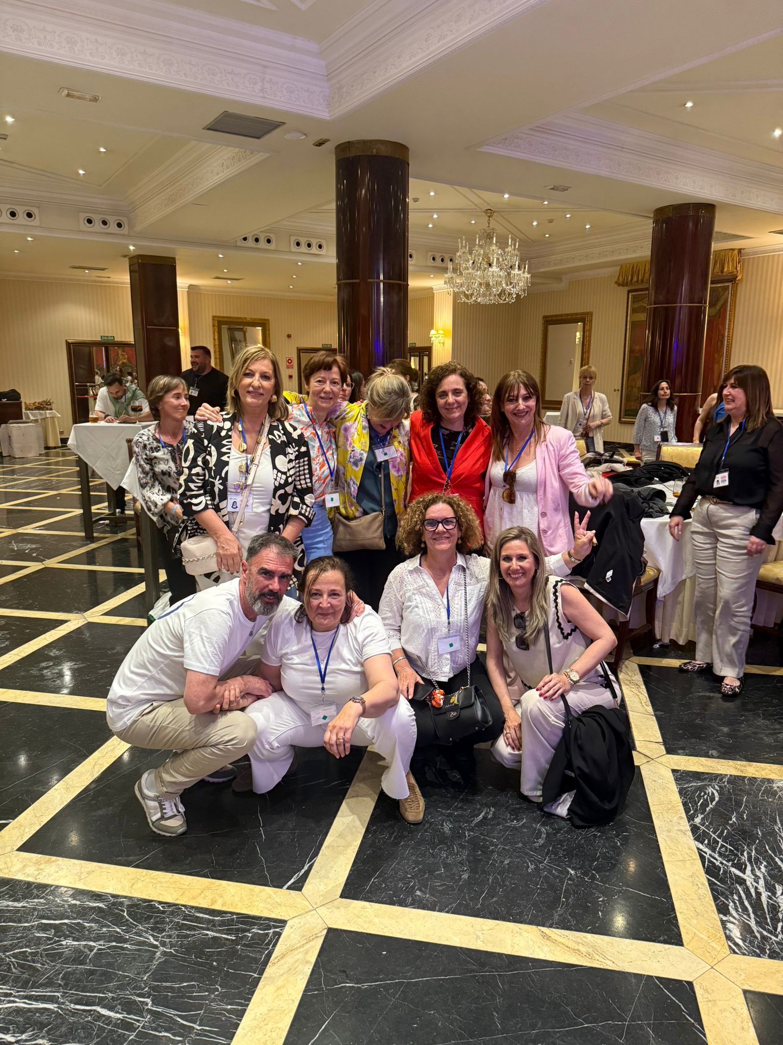 Lágrimas, abrazos y recuerdos en el reencuentro de antiguos alumnos del Colegio Esclavas de Salamanca