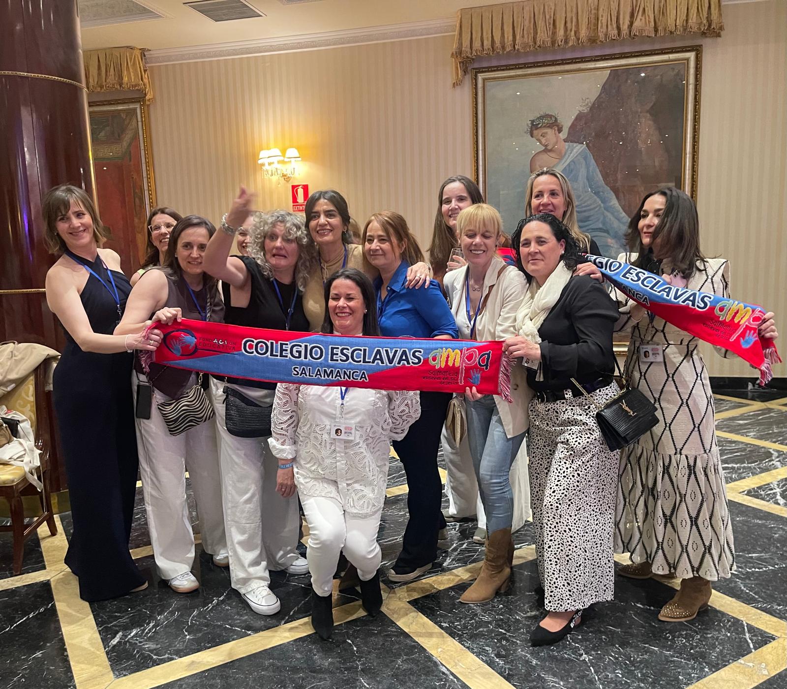 Lágrimas, abrazos y recuerdos en el reencuentro de antiguos alumnos del Colegio Esclavas de Salamanca