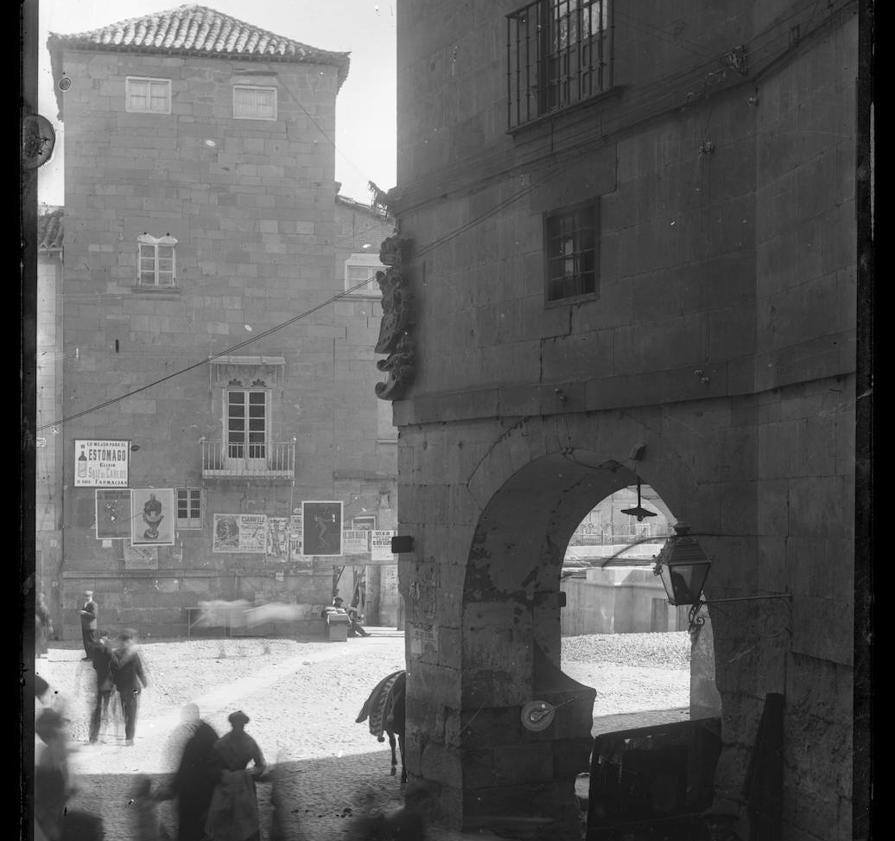 Imagen principal - Tres estampas de las escalerillas de Pinto. Arriba a la izquierda, bajada a los antiguos portales del Pan. Abajo, dos imágenes en la década de 1950 de Nicolás Muller Grossmann. 