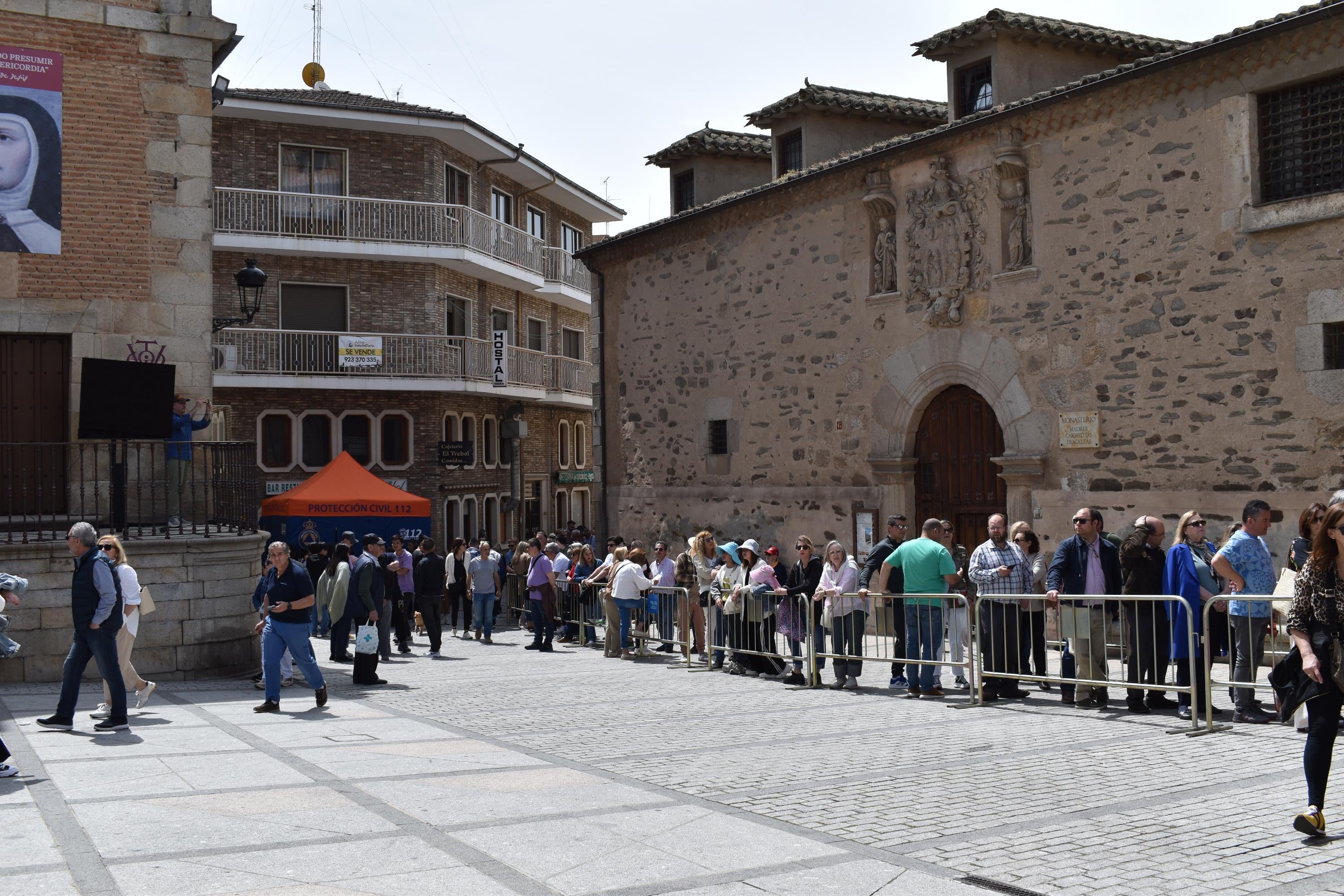 Sábado histórico en Alba de Tormes con colas de hasta 200 metros para venerar el cuerpo de Santa Teresa