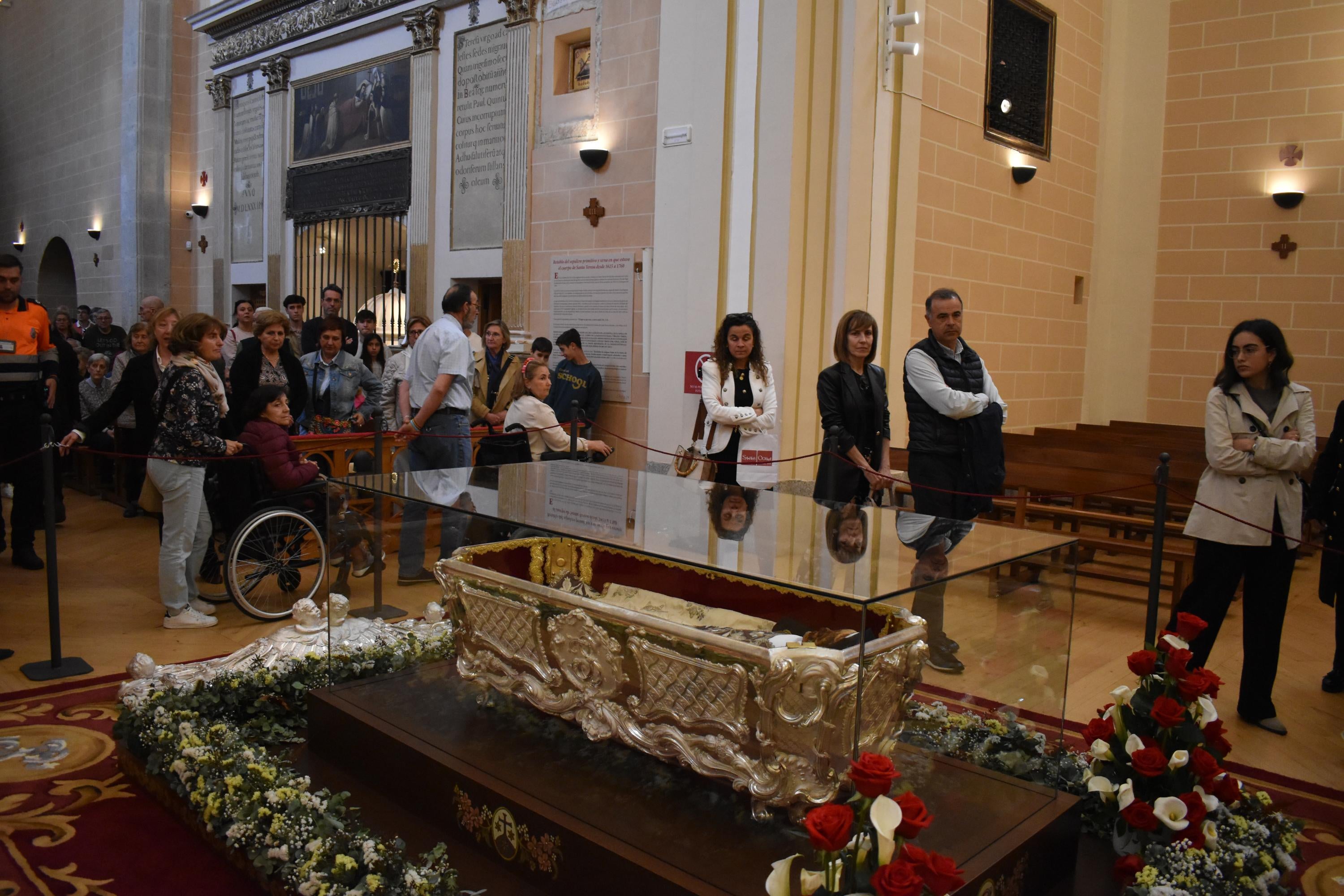 Sábado histórico en Alba de Tormes con colas de hasta 200 metros para venerar el cuerpo de Santa Teresa