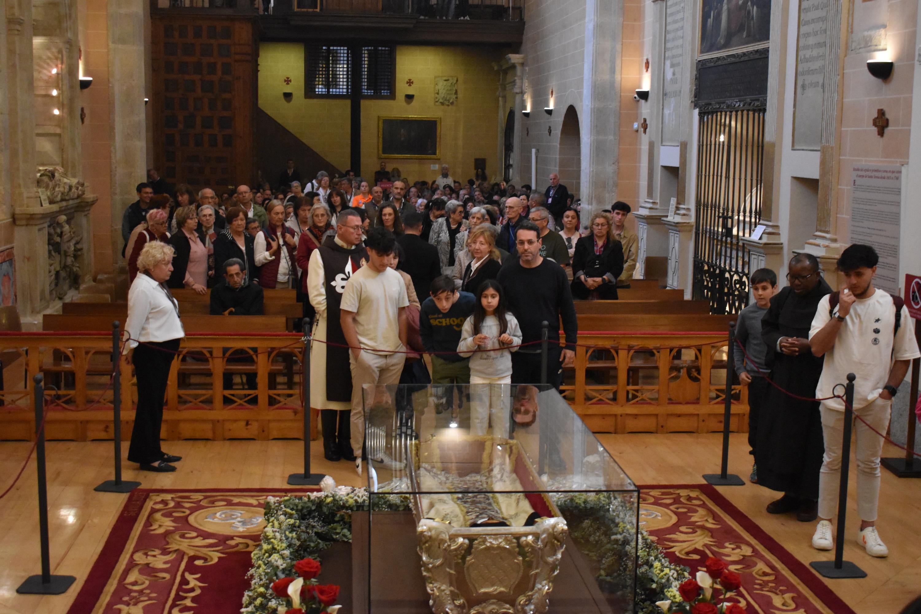 Sábado histórico en Alba de Tormes con colas de hasta 200 metros para venerar el cuerpo de Santa Teresa