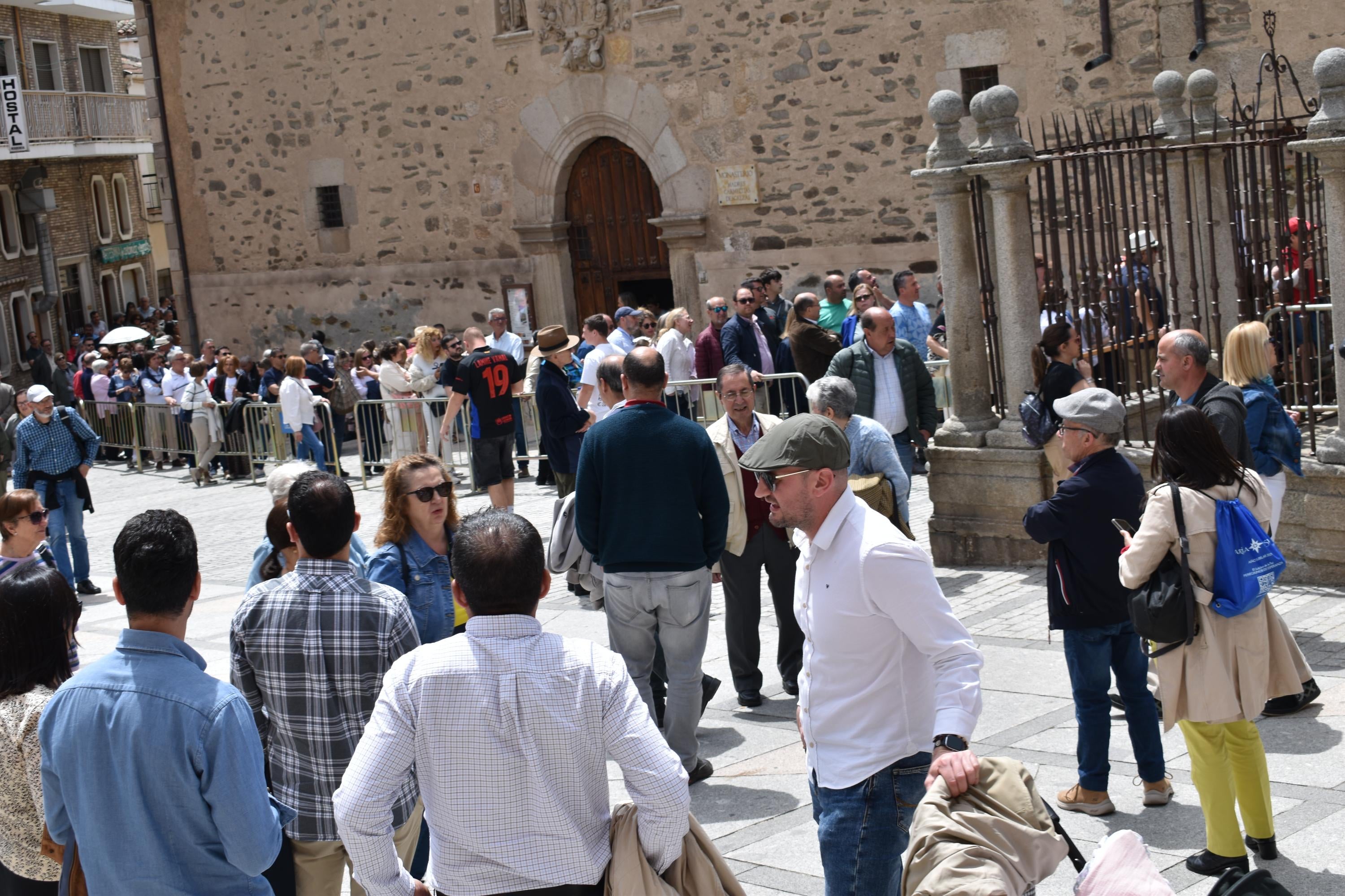 Sábado histórico en Alba de Tormes con colas de hasta 200 metros para venerar el cuerpo de Santa Teresa