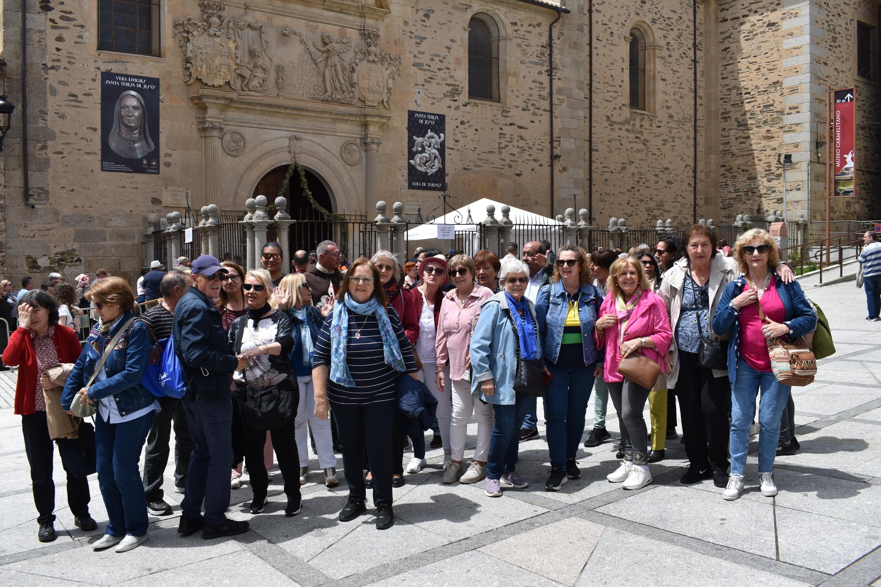 Sábado histórico en Alba de Tormes con colas de hasta 200 metros para venerar el cuerpo de Santa Teresa