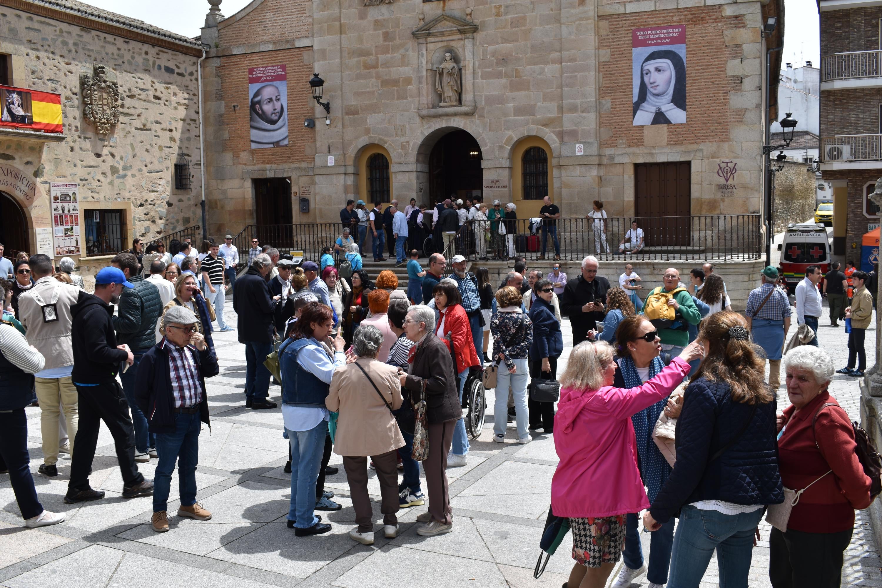 Sábado histórico en Alba de Tormes con colas de hasta 200 metros para venerar el cuerpo de Santa Teresa