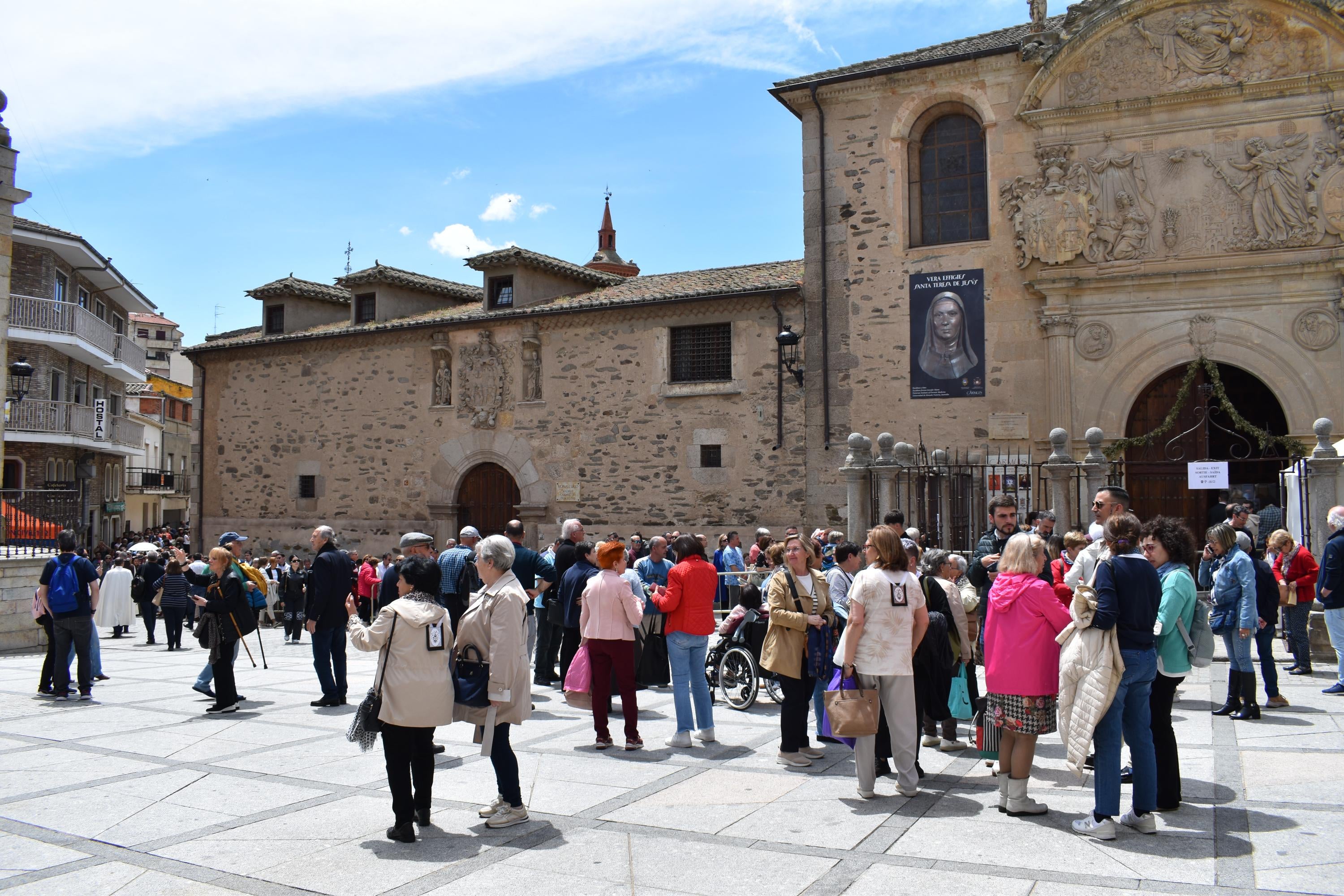 Sábado histórico en Alba de Tormes con colas de hasta 200 metros para venerar el cuerpo de Santa Teresa