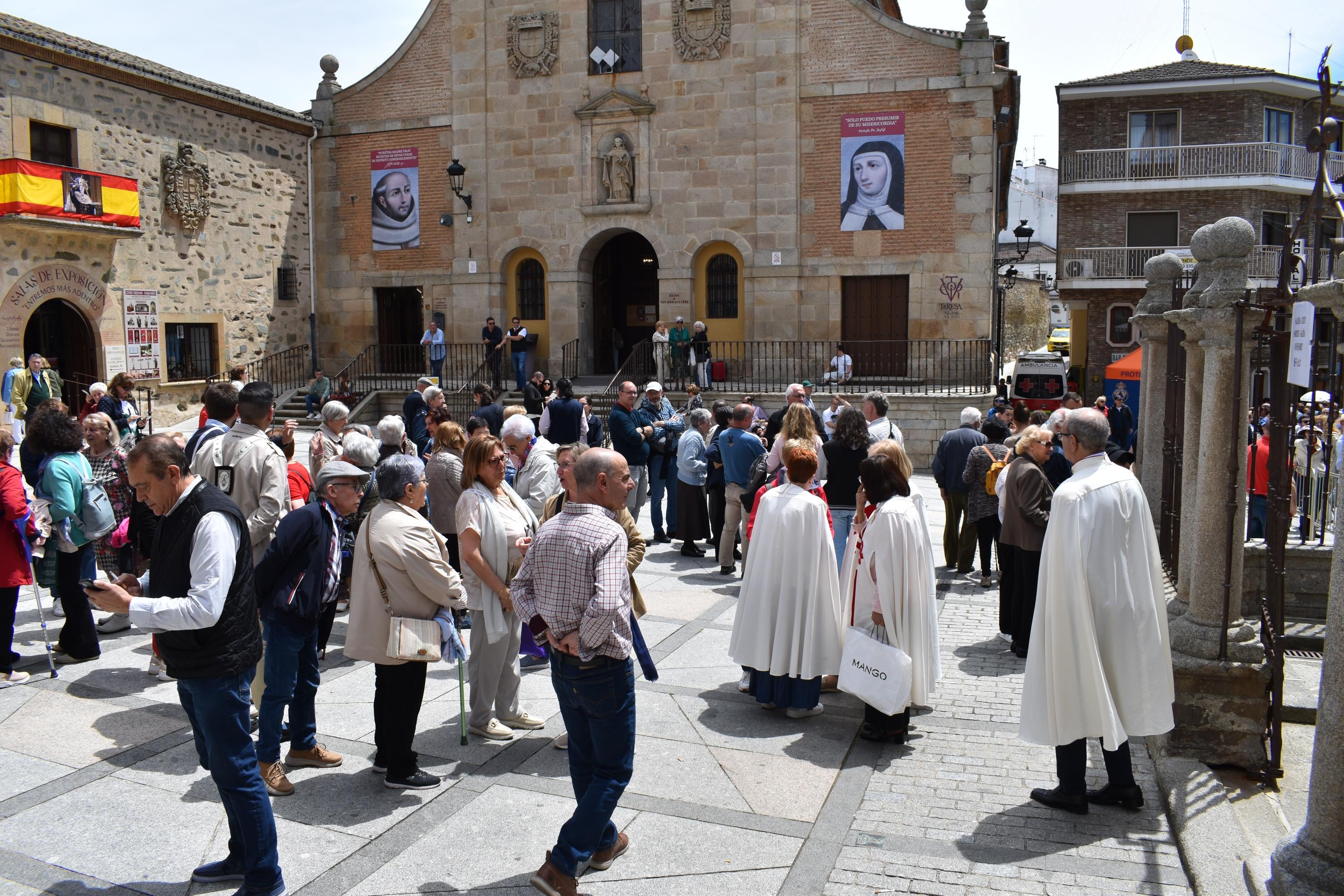 Sábado histórico en Alba de Tormes con colas de hasta 200 metros para venerar el cuerpo de Santa Teresa