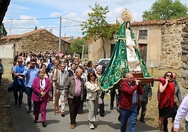 Procesión de la Virgen del Monte por las calles de Bercimuelle