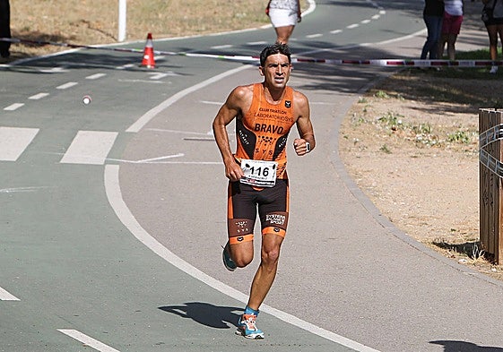 El destacado triatleta y atleta, Alberto Bravo.