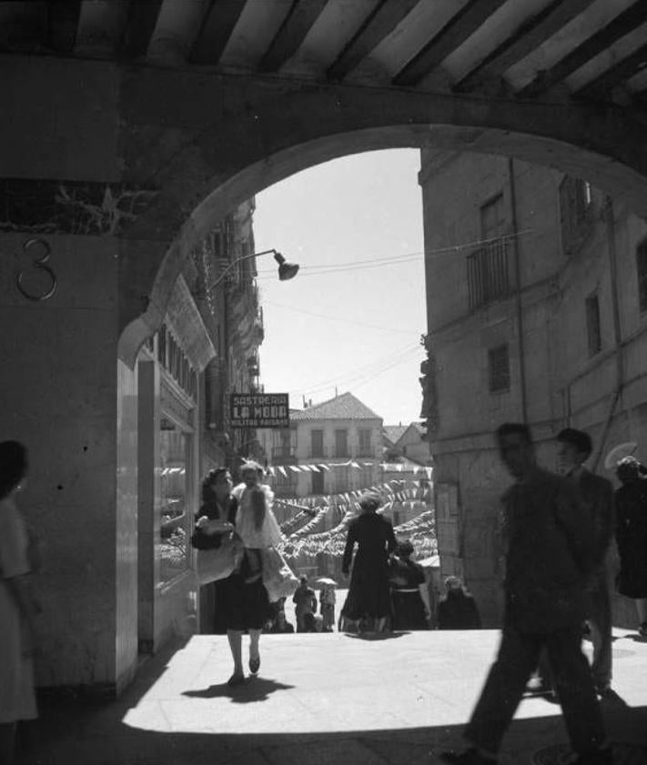 Imagen secundaria 2 - Tres estampas de las escalerillas de Pinto. Arriba a la izquierda, bajada a los antiguos portales del Pan. Abajo, dos imágenes en la década de 1950 de Nicolás Muller Grossmann. 