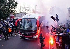 Recibimiento de los aficionados de Unionistas al llegar a otro partido en el Reina Sofía.