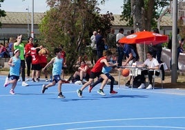 Imagen de uno de los partidos en la renovada pista del parque de los Jesuitas