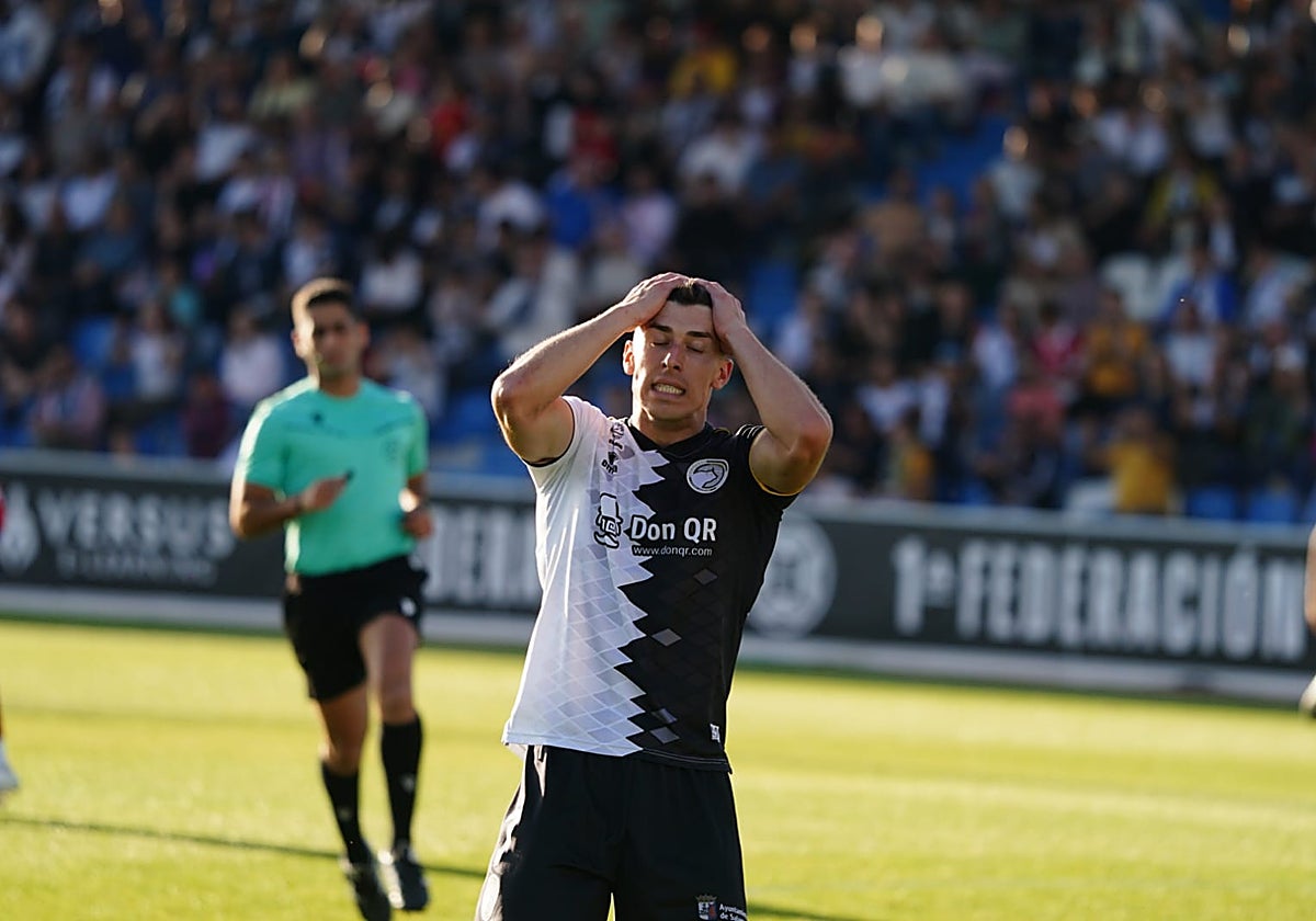 Rastrojo se lamenta tras fallar un mano a mano en el comienzo del segundo tiempo.