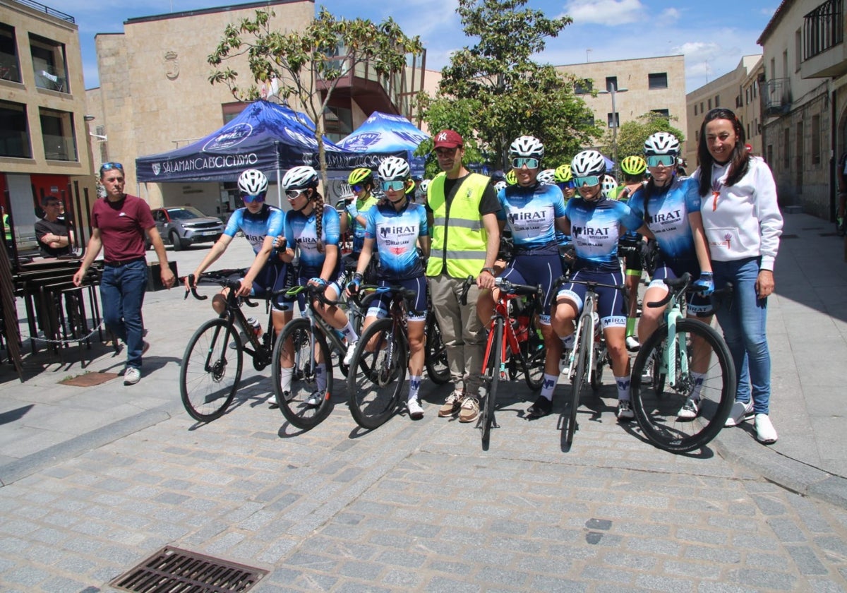 Varias corredoras del Mirat Team, con Dori Ruano antes de la salida.