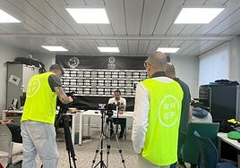 Junama Barrero junto a los responsables de prensa del Tarazona en la sala de prensa del Reina Sofía.