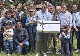 Borja Jiménez, con miembros de la Asociación taurina de Guijuelo.